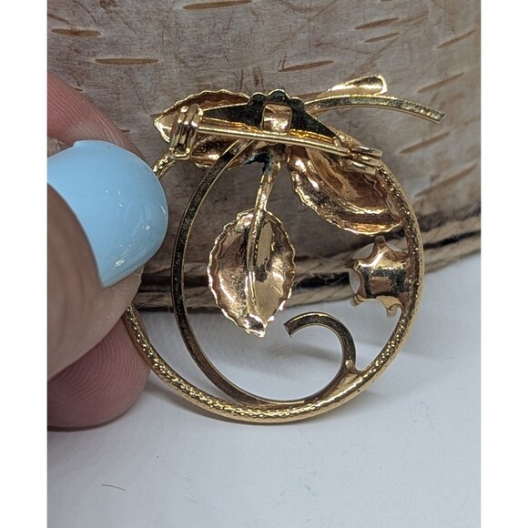 Vintage Gold Tone Textured White Faux Pearl Flower Circle Brooch Pin - Picture 2 of 6